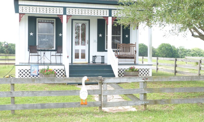 Flatonia Cottage | Gander's Down 1 Bedroom Ranch Amazing Cottage