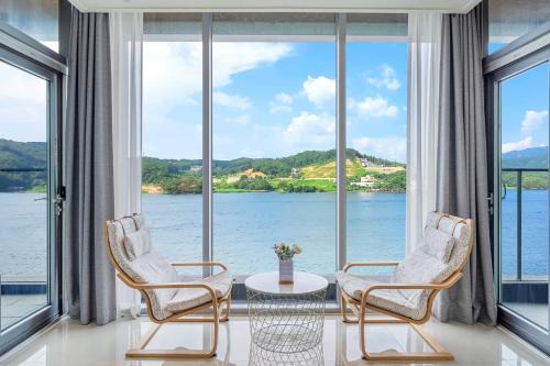 Seorak House | Gapyeong Pension White Cube 24 Spa Pension