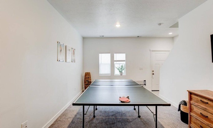 Vineyard House | Garage, Game Room, King Bednn