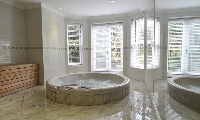 Brighton Apartment | Garden Apartment with Hot Tub and Sauna