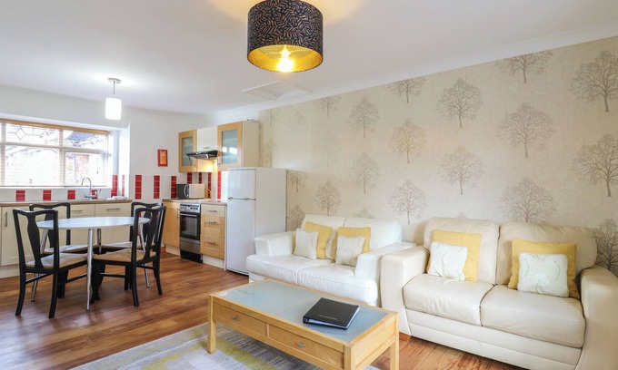 Surlingham Cottage | GARDEN COTTAGE IN NORFOLK BROADS VILLAGE, family friendly in Norwich