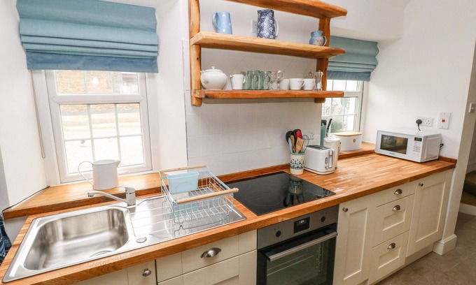 Haverfordwest Cottage | GARDEN COTTAGE, pet friendly, with a garden in Haverfordwest