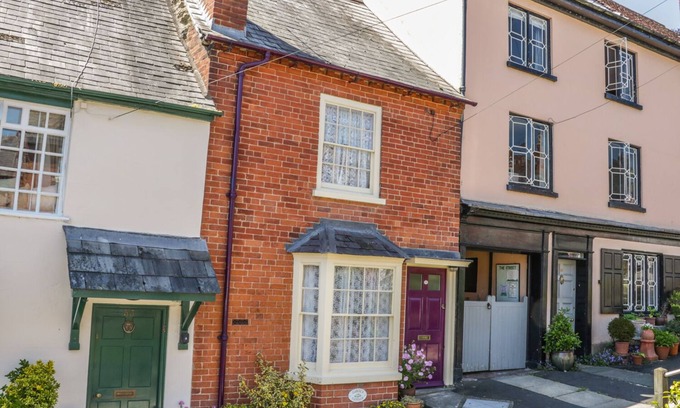 Ludwel Cottage | GARDEN COTTAGE, with open fire in Ludlow