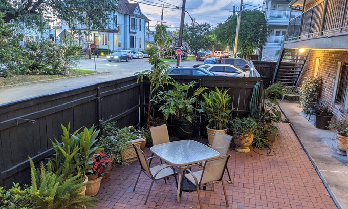 Faubourg Delassize Condo | Garden District Gem, Steps from the St. Charles Streetcar STR:GardenDistrictGem