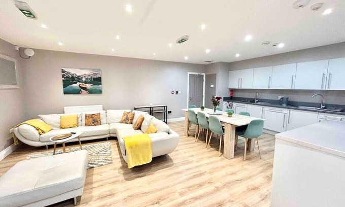 Borehamwood House | Garden En-suite Room Borehamwood