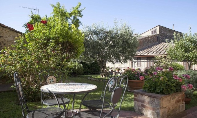 San Gimignano City Centre Apartment | GARDEN HOUSE