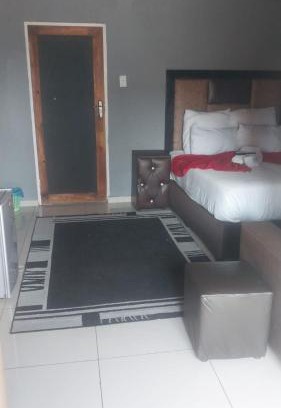 Robertsham House | Garden point Guest house