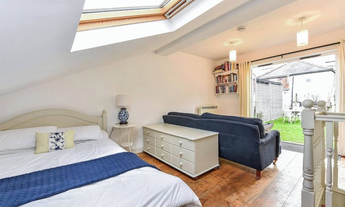 Winchester Apartment | Garden room, central Winchester