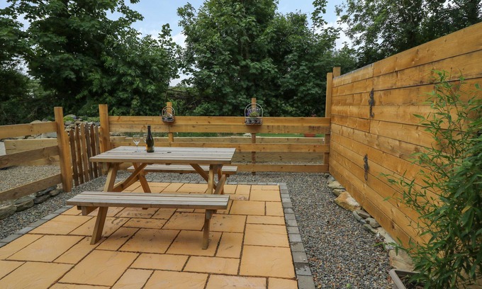 Llanybydder Cottage | GARDEN VIEW, pet friendly, country holiday cottage in Llanybydder