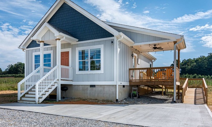 Flat Rock House | Garrett Place-accessible, Near Marked Tree Winery