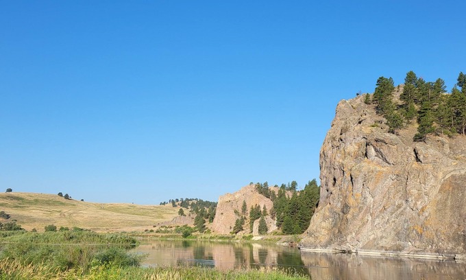 Cascade House | Gate House cozy cottage on the Missouri River, beautiful spot to fish and relax!