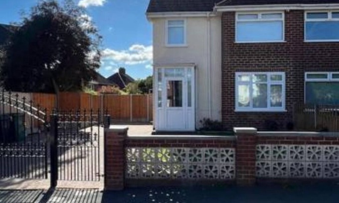 Smethwick House | Gated home close to Birmingham City Centre