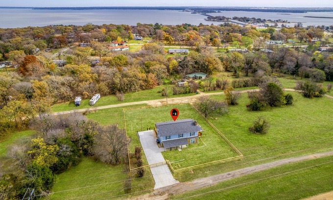 Kemp House | Gated spacious home with oversized deck on almost an acre 2 min from the lake!