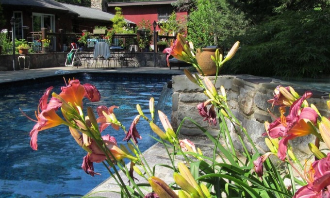 New Paltz Apartment | Gatehouse Gardens - Minnewaska Room