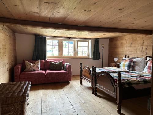 Brunnadern House | Gemütliches Chalet-Zimmer in Guesthouse Rosalie