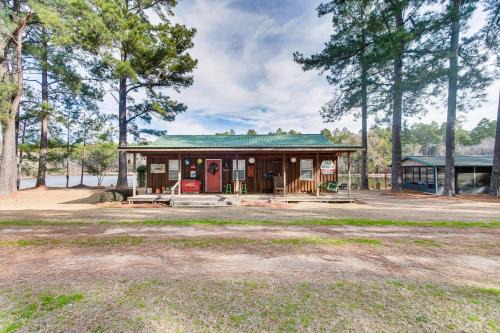 Wray House | Georgia Lakefront Cabin with Fire Pit and Grills!
