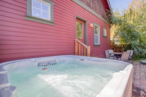 Old Bend House | Georgia Peach - Meredith Lodging