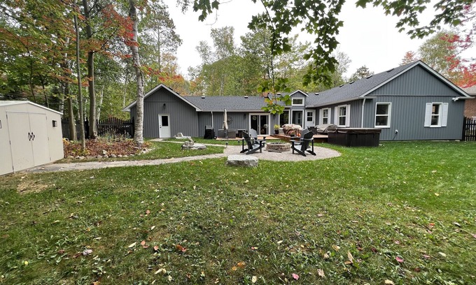 Wasaga Beach House | Georgian Bay walks to the beach.
