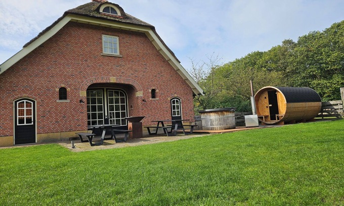 Ambt Delden Apartment | Geräumiges Ferienhaus für 16 Personen mit Whirlpool und Sauna