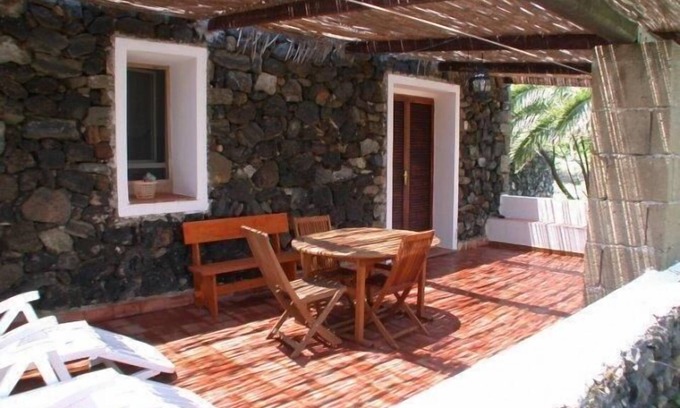 Kamma House | Geranium dammuso with water view