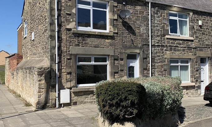 Amble House | Gertie's Getaway - stunning 3 bed cottage close to beach - pet friendly