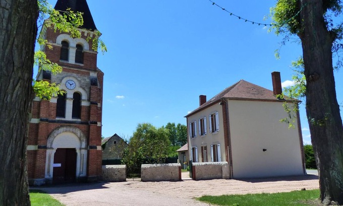 Fourilles Cottage | Getaway at rectory with garden near river