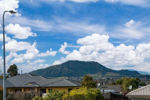 Taupo House | Getaway on Grove - Lake Taupo Holiday Home