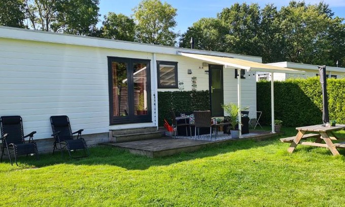 Menaldum Apartment | Gezellige chalet met grote privétuin.