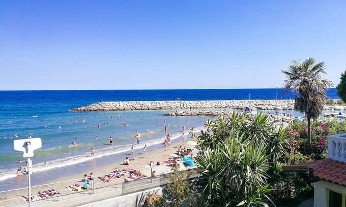 Civezza Apartment | Ggroße Ferienwohnung mit Terrasse, Laden und Restaurant Fußläufig