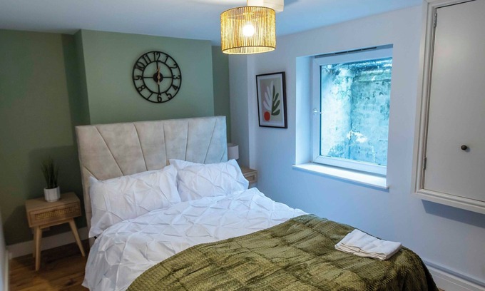 Reading Apartment | GH Elgar - Stylish 3-Bedroom Maisonette in Reading