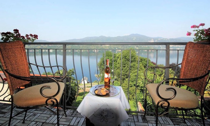 Corconio Apartment | Giglio flat with wonderful lake view and Jacuzzi.