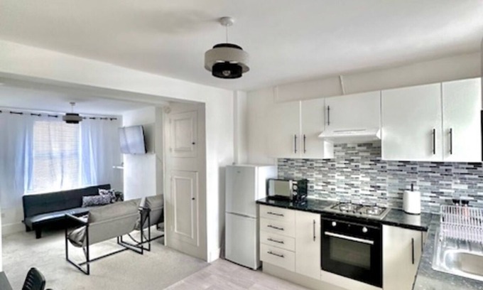 Gillingham House | Gillingham 4 bed guest house sleeps 9