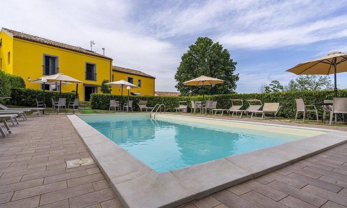 Cessapalombo Apartment | Ginestra' flat with shared pool