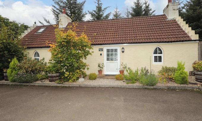 Mey Cottage | GINGERBREAD HOUSE, romantic, country holiday cottage in Thurso