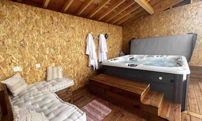 Saint-Felix-de-Tournegat House | Gite à la ferme avec jacuzzi et piscine chauffée