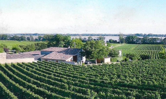 Bourg-sur-Gironde House | Gite DES Cabanes - Bourg
