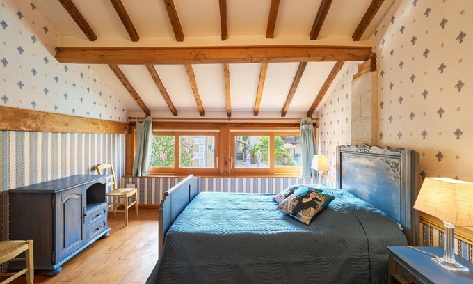 Saint-Sulpice-de-Roumagnac House | Gîte 'La Bergerie' with shared pool, private terrace and Wi-Fi