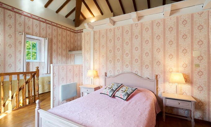 Saint-Sulpice-de-Roumagnac House | Gîte 'Le Pigeonnier' with shared pool, private terrace and Wi-Fi