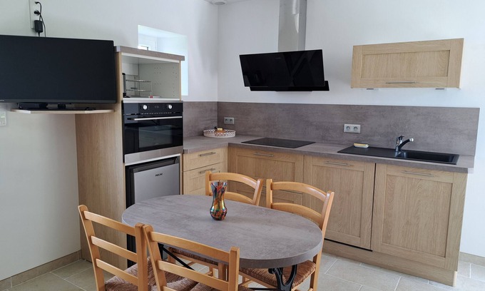 Pace House | Gite in the countryside, 3 minutes from town.