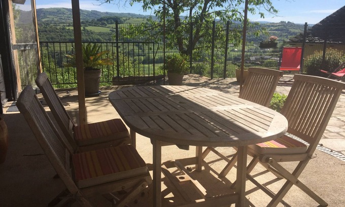 Bessuejouls Cottage | Gîte l'Atelier with breathtaking views of the Lot valley