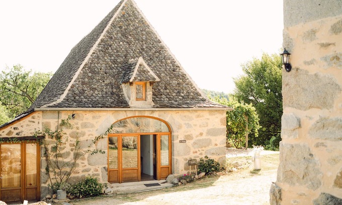La Fouillade House | Gite La Châtaigne at Domaine de La Bertrandie - with Swimming Pool and Hot Tub