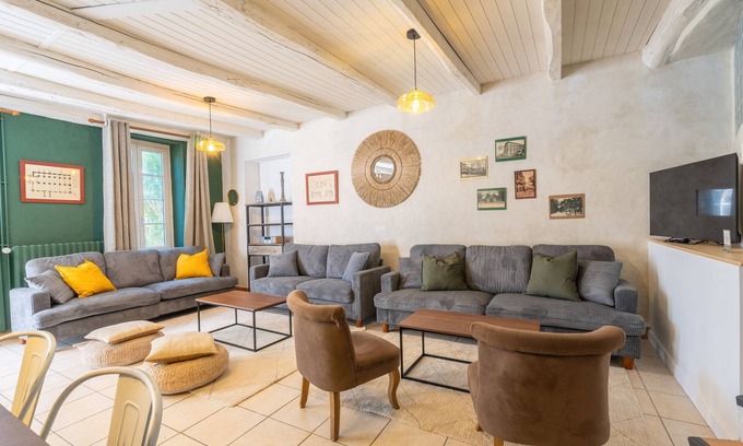 Saint-Romain-de-Benet House | Gîte 'Le Cottage' with Shared Pool, Private Terrace and Wi-Fi