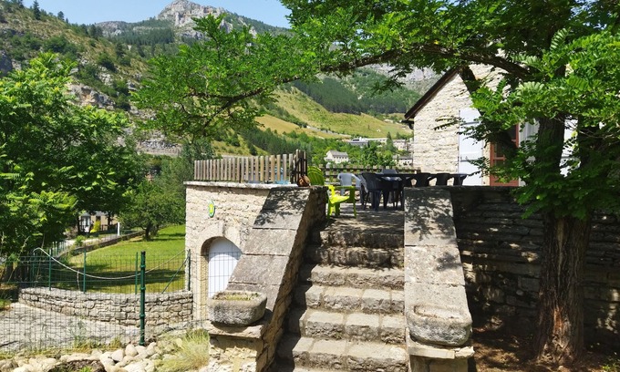 Gorges du Tarn Causses Cottage | Gite "Les Osiers" sleeps 4 to 10, near river 8km Ste Enimie and Ispagnac.