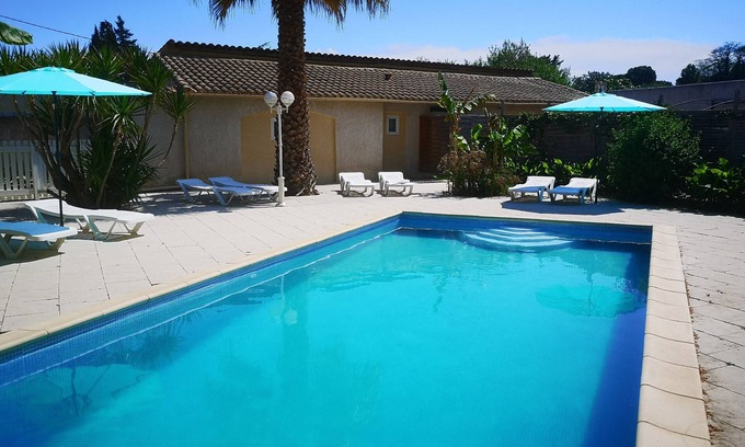 Maraussan House | Gîte T2 La Passiflore with heated swimming pool in wooded grounds