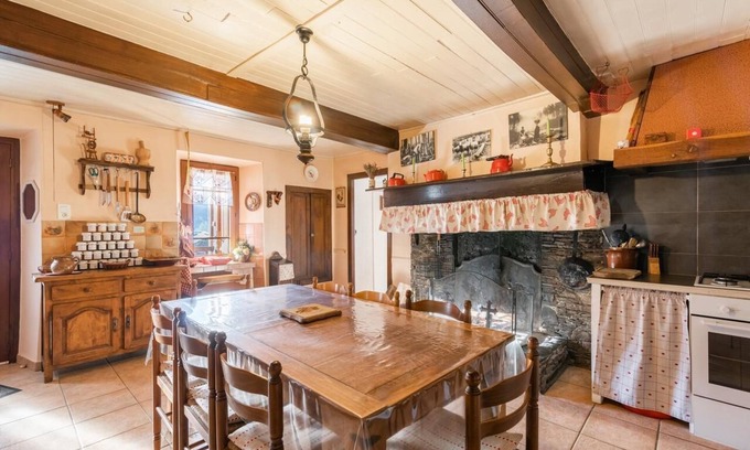 Thebe House | Gîte with great views of the mountains - enclosed garden - not overlooked -