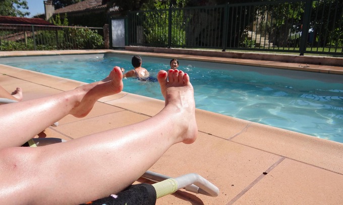 Eymet Cottage | Gîte with swimming pool, countryside and wifi sleeps 8 and 2 babies, farm animals.