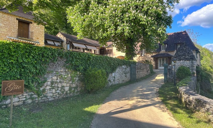 Montignac House | Gites de Charme 18 Personnes Avec Tennis Dans un Parc de 2 ha . Idéal Familles