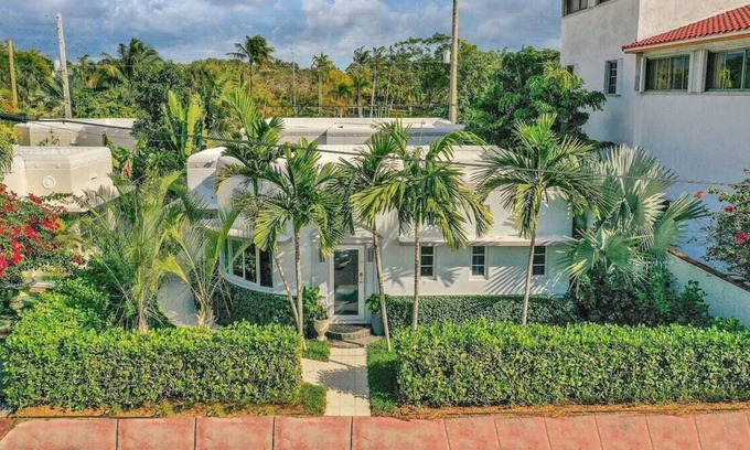 North Beach House | GLAMOROUS BEACH VILLA STEPS FROM THE BEACH