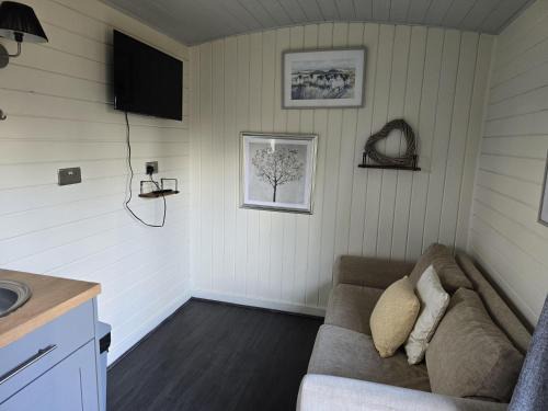 Llanfair Caereinion House | Glamping Hut - Riverside 1