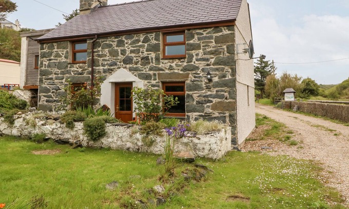Aberdaron Cottage | GLANRAFON, pet friendly, character holiday cottage in Aberdaron